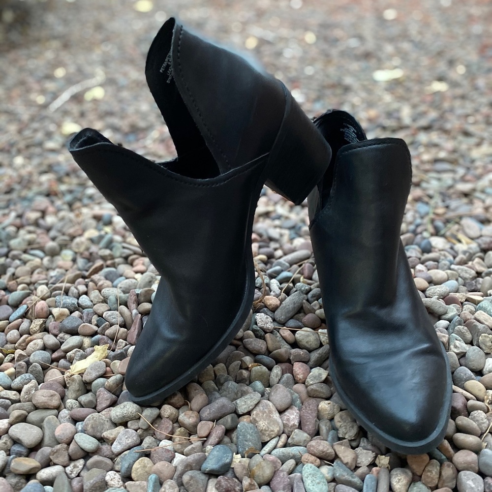 Steve Madden | Gorgeous Leve Block Heel Boots - Picture 9 of 12